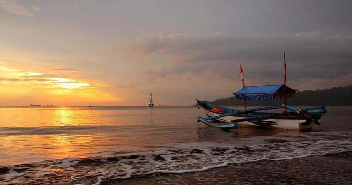 Nikmati Sunset di Teluk Penyu dengan Penginapan Strategis